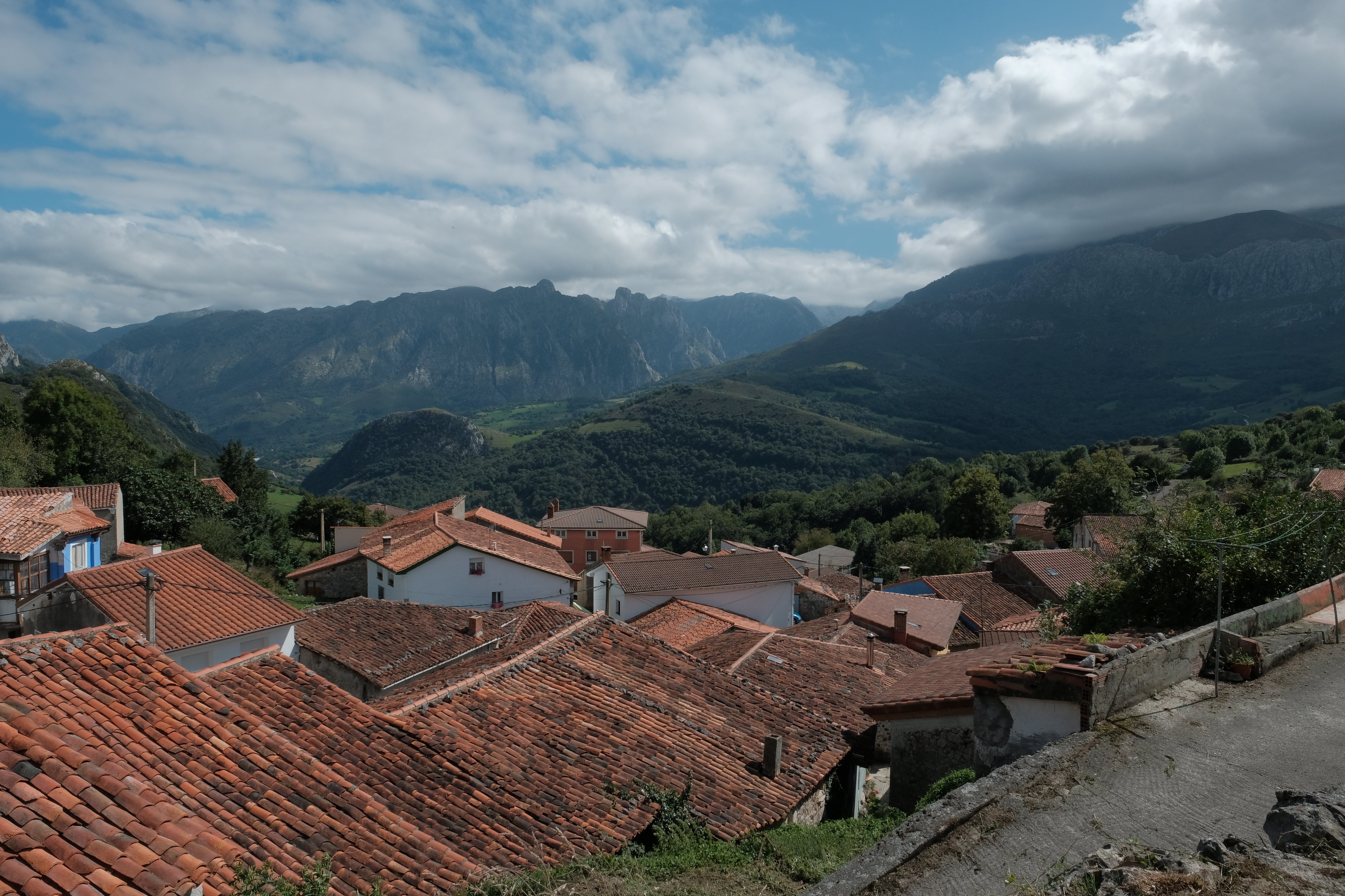 En pleno corazón del Parque Natural, los vecinos del Pueblo Ejemplar de Asturias 2019 disfrutan a diario de una de las estampas más bonitas del picu Urriellu. 