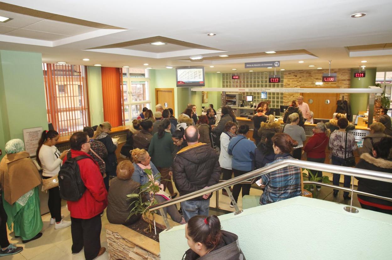 Colas en el Ateneo de La Calzada durante los primeros días del plazo para solicitar la renta social. 