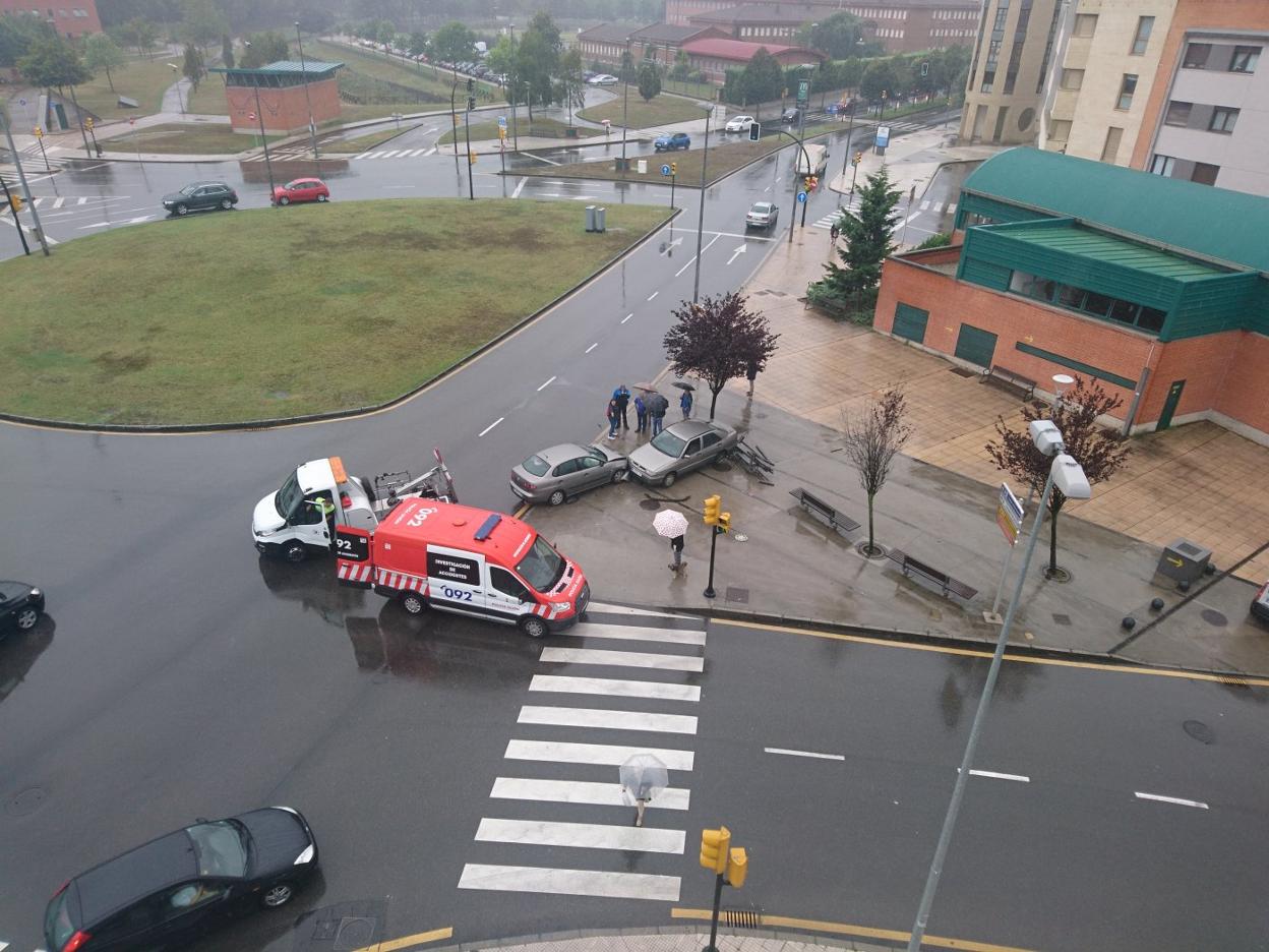 Los dos coches involucrados en el siniestro, sobre la acera. 