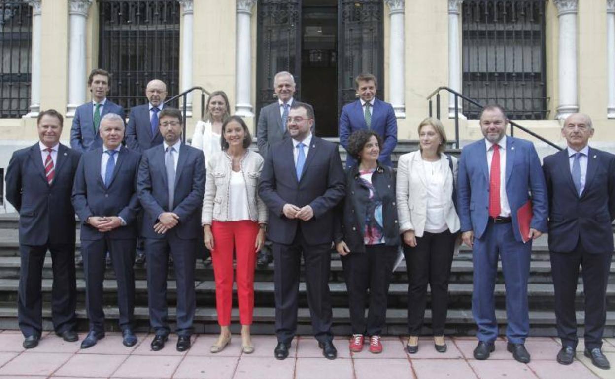 Reyes Maroto y Adrián Barbón (centro) junto a varios miembros del Consejo de Gobierno y representantes de la Fade y las Cámaras de Comercio.