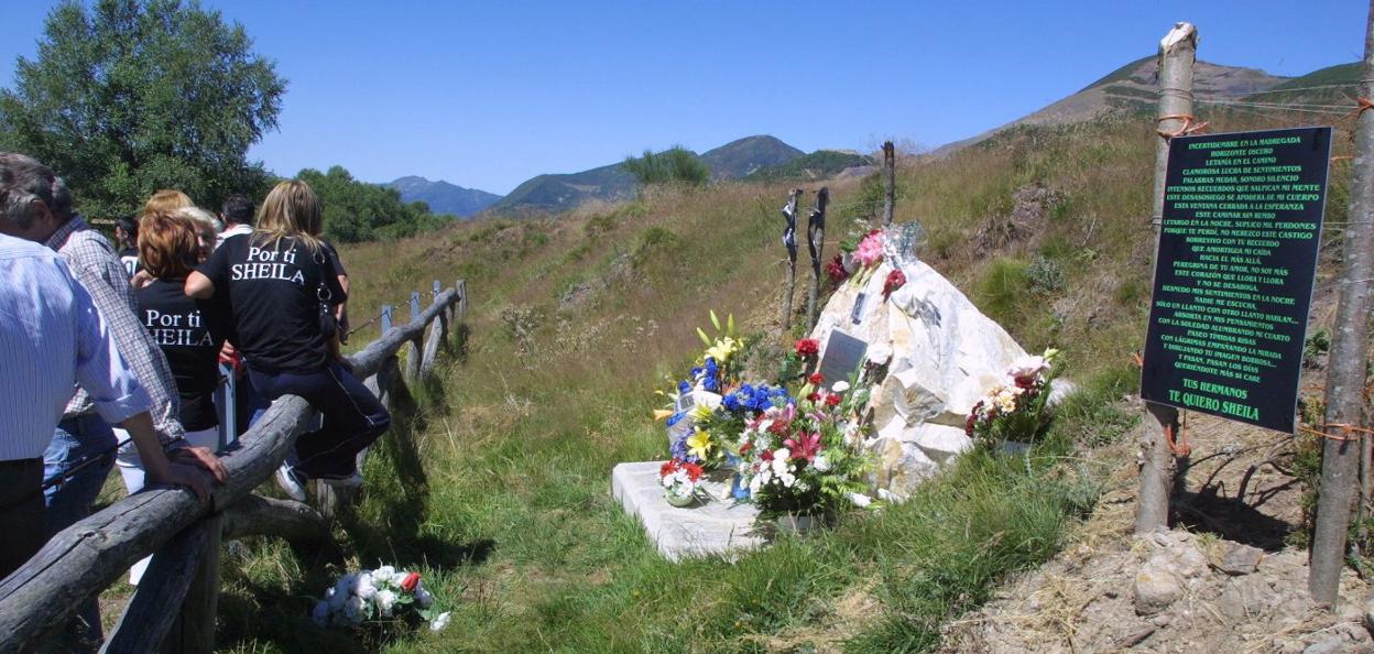 Homenaje ante el monolito instalado en el Alto de la Collada en recuerdo de Sheila Barrero. 