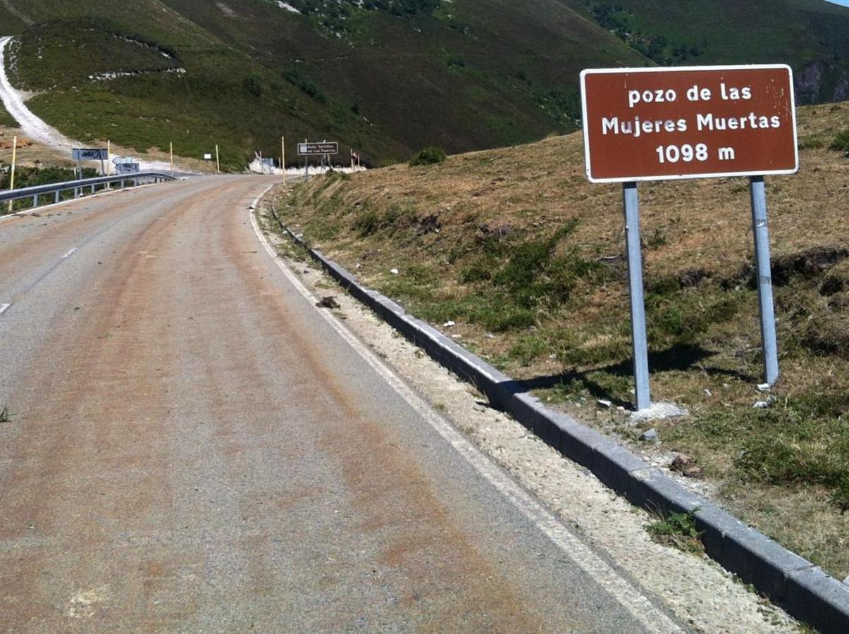 El Puerto del Pozo de las Mujeres Muertas (1ªcat; 1116m) será la subida previa a la última ascensión del Acebo