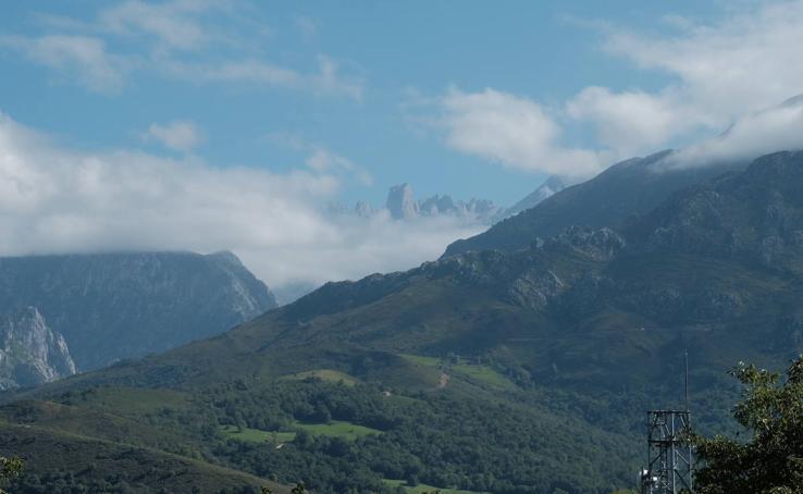 En pleno corazón del Parque Natural, los vecinos del Pueblo Ejemplar de Asturias 2019 disfrutan a diario de una de las estampas más bonitas del picu Urriellu. 