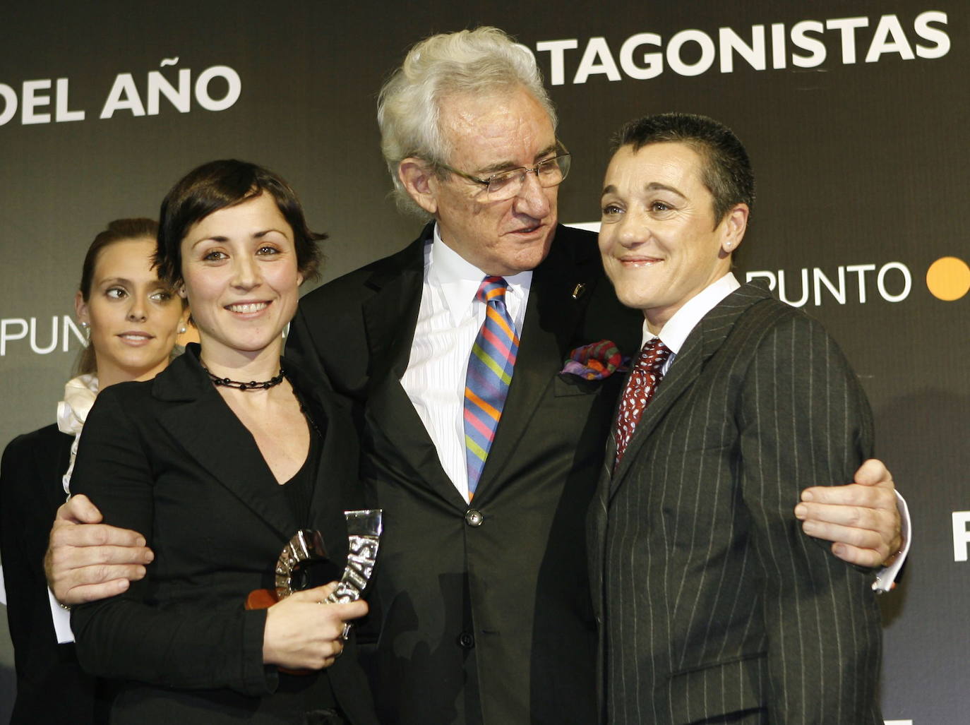 La esquiadora Blanca Fernández Ochoa, pionera del deporte español, se convirtió en una cara muy conocida después de su medalla olímpica. En 2007, participó en una visita institucional a la estación de esquí de Fuentes de Invierno.