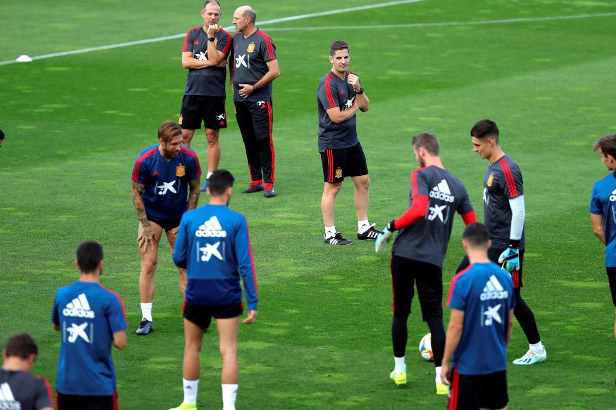 El seleccionador, en el centro de la imagen, durante un entrenamiento de 'La Roja'. 