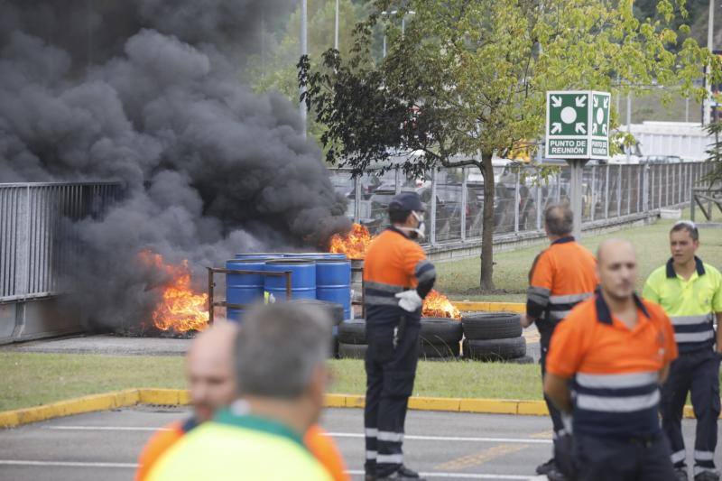 La plantilla de la factoría langreana ha protagonizado protestas a las puertas de la empresa tras conocer la decisión de la empresa de clausurar la actividad industrial en la planta, que cuenta con 111 empleados.