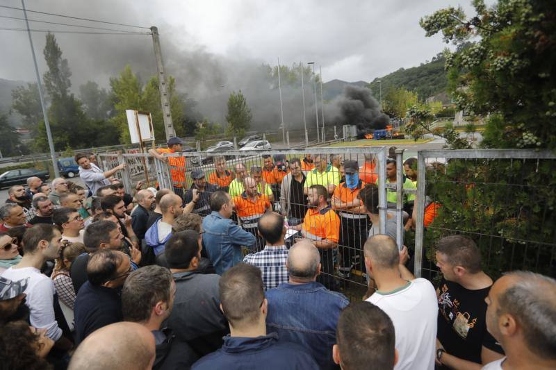 La plantilla de la factoría langreana ha protagonizado protestas a las puertas de la empresa tras conocer la decisión de la empresa de clausurar la actividad industrial en la planta, que cuenta con 111 empleados.