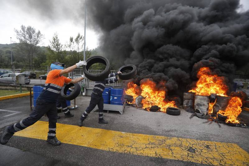 La plantilla de la factoría langreana ha protagonizado protestas a las puertas de la empresa tras conocer la decisión de la empresa de clausurar la actividad industrial en la planta, que cuenta con 111 empleados.