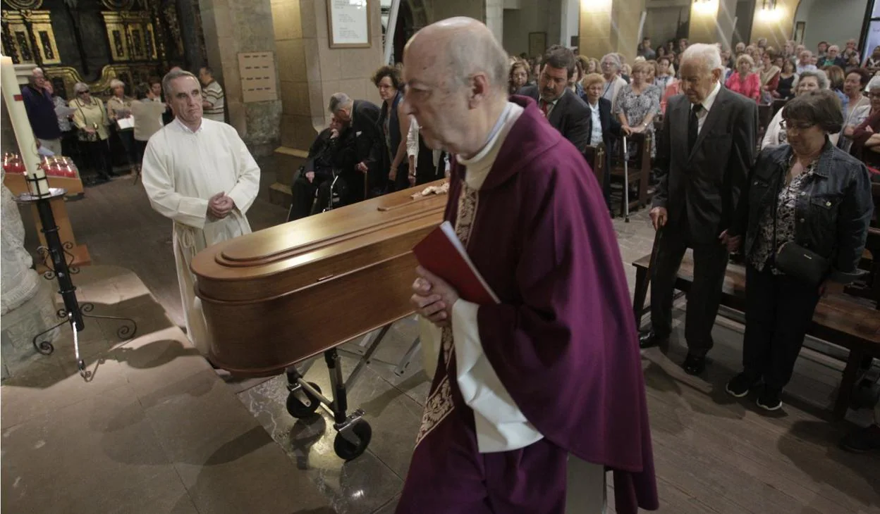La iglesia de San Tirso el Real se llenó ayer para despedir a la expresidenta de Parkinson Asturias. 