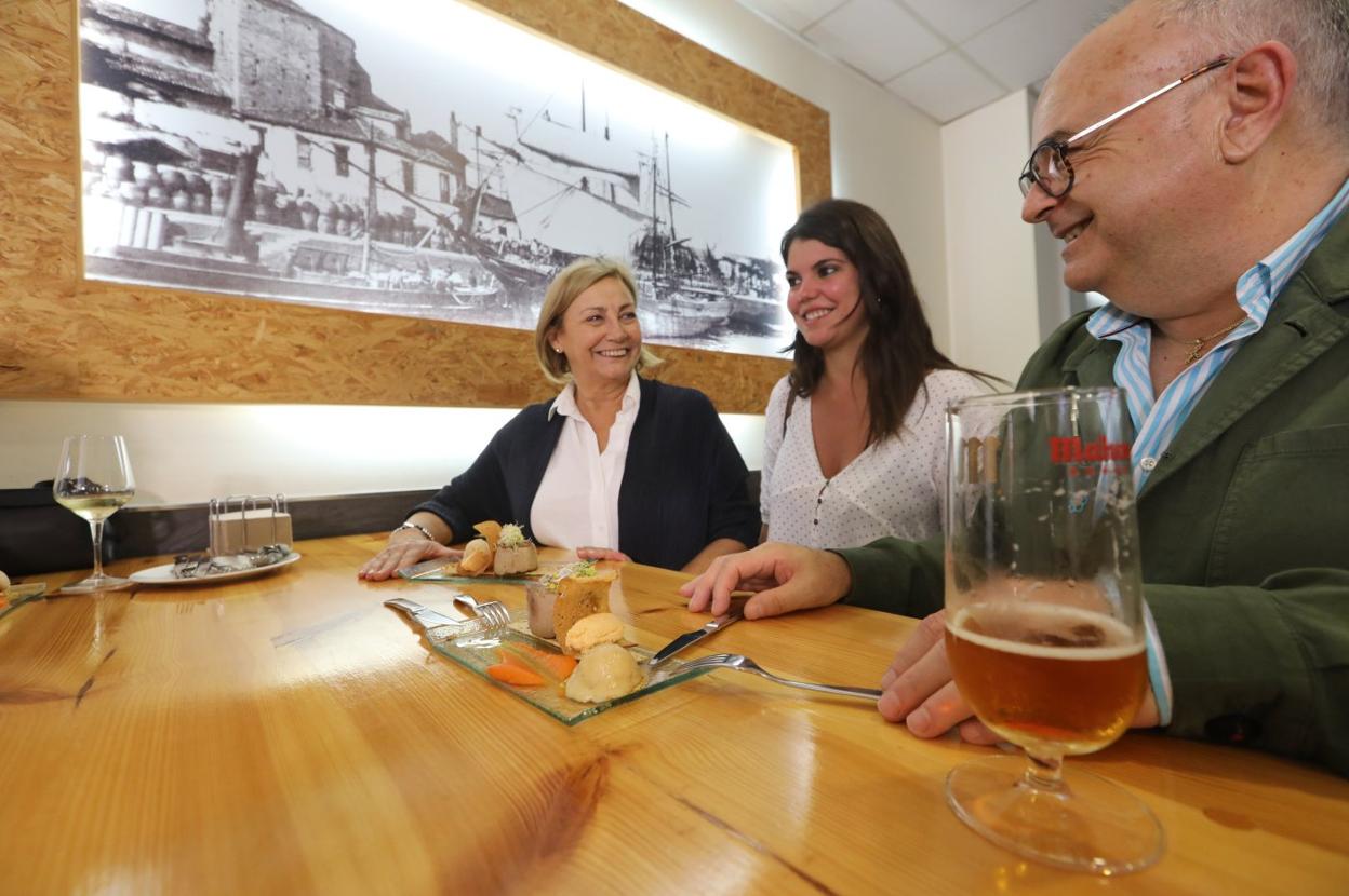 Mariví Monteserín y Raquel Ruiz tapean en La Dársena. :: MARIETA