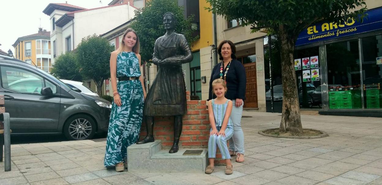 Las dos reinas junto al munumento de la Chacinera con la presidenta de Sonofe, Luisa Fonseca. 