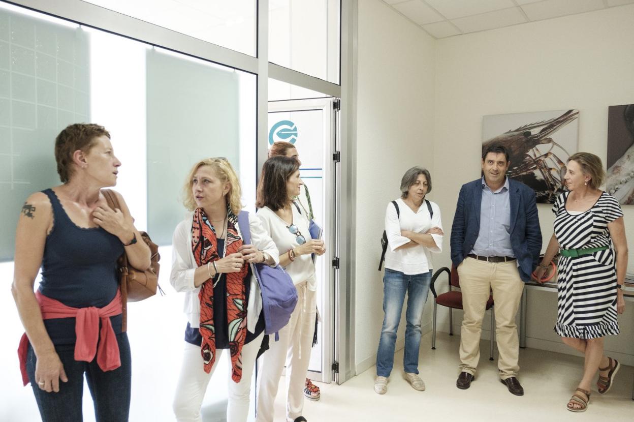 La redera María Margolles; María José Rico; Ángela Donato (Conservas El Pescador); la gerente de la lonja, Isabel Pacios; Cristina Cabero (Piscifactoría del Alba); el director general de Pesca, Francisco González y María Jesús López (Conservas Remo), antes de la reunión. 