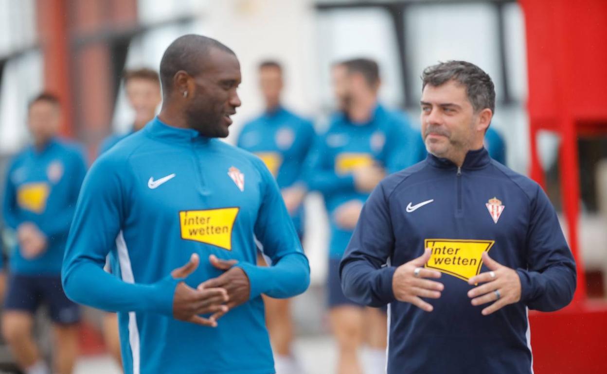 Babin charla con Arturo Martínez Noval instantes antes del inicio del entrenamiento. 