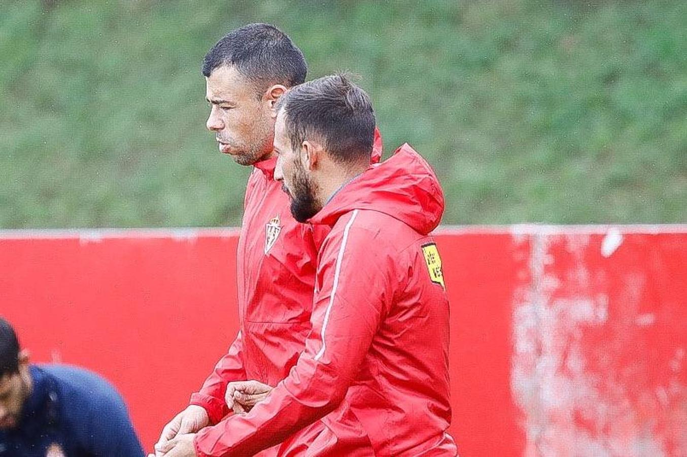 Javi Fuego, de rojo, junto a sus compañeros al inicio del entrenamiento. 