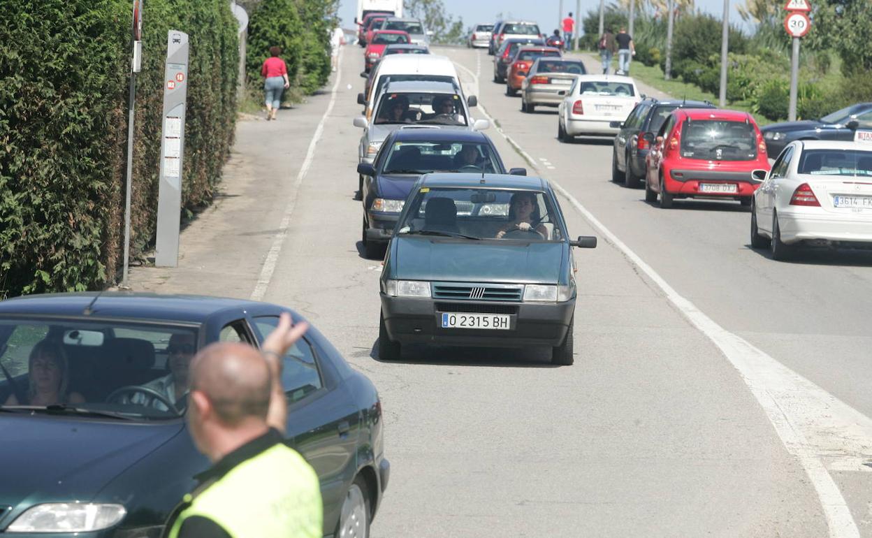 Un policía regula el tráfico en pasadas ediciones de la Vuelta.
