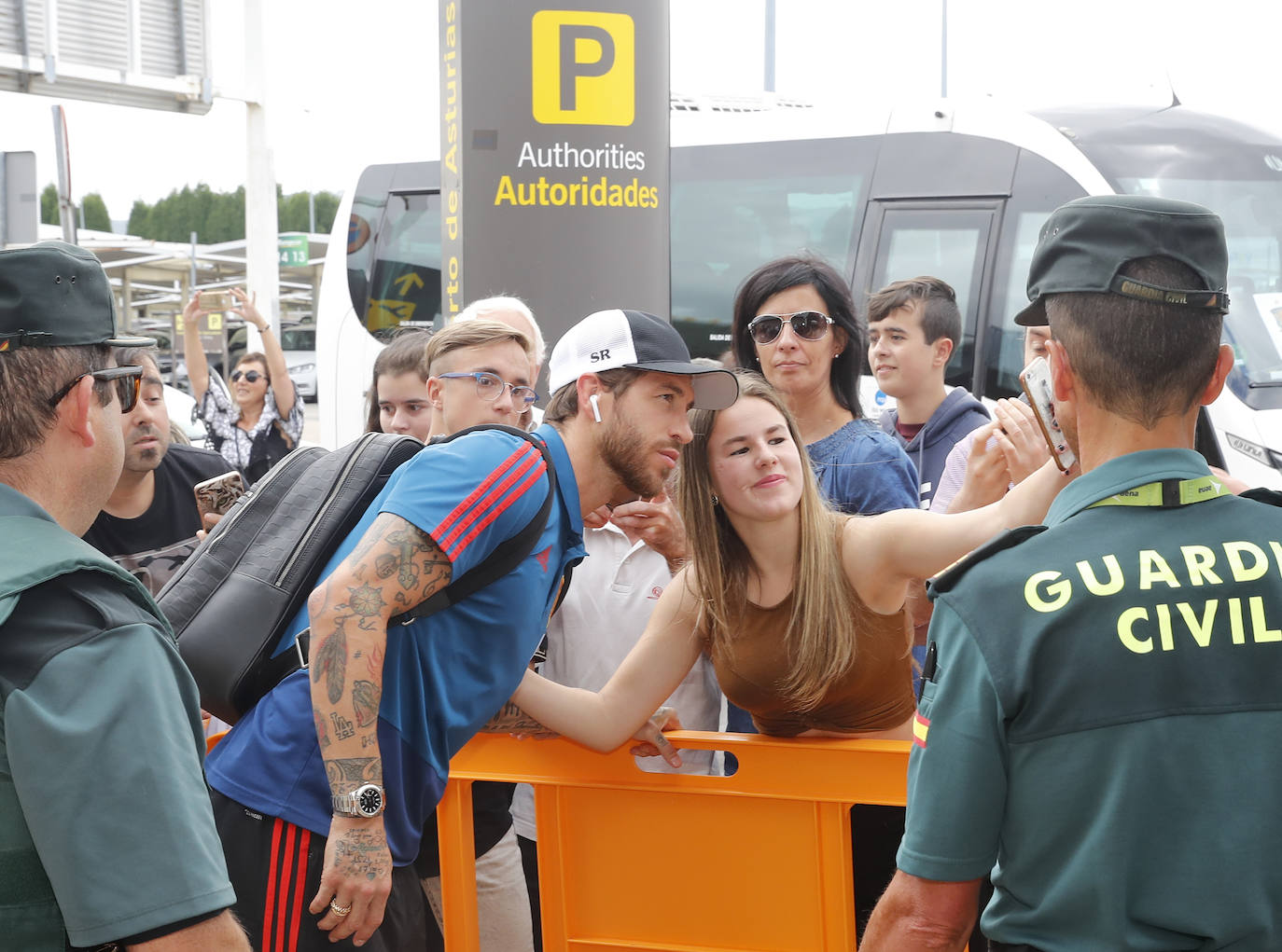 Numerosos aficionados se agolparon en el Aeropuerto de Asturias recibir a La Roja tras la victoria ante Rumanía en el partido de clasificación de la Eurocopa.