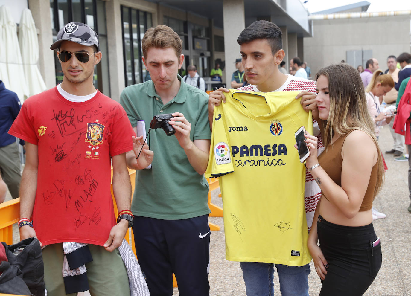 Numerosos aficionados se agolparon en el Aeropuerto de Asturias recibir a La Roja tras la victoria ante Rumanía en el partido de clasificación de la Eurocopa.