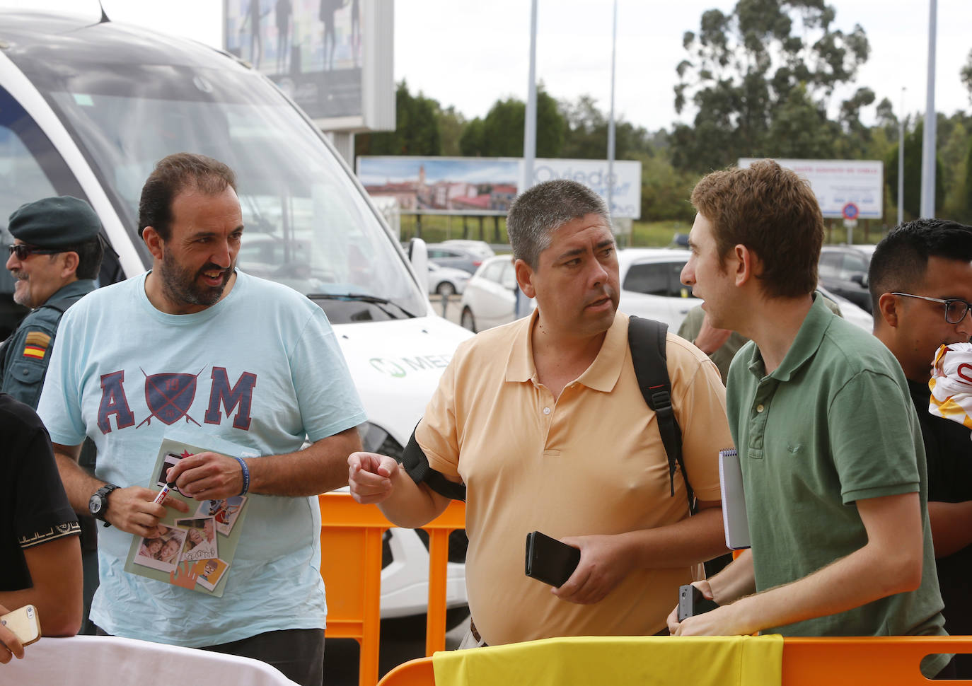 Numerosos aficionados se agolparon en el Aeropuerto de Asturias recibir a La Roja tras la victoria ante Rumanía en el partido de clasificación de la Eurocopa.