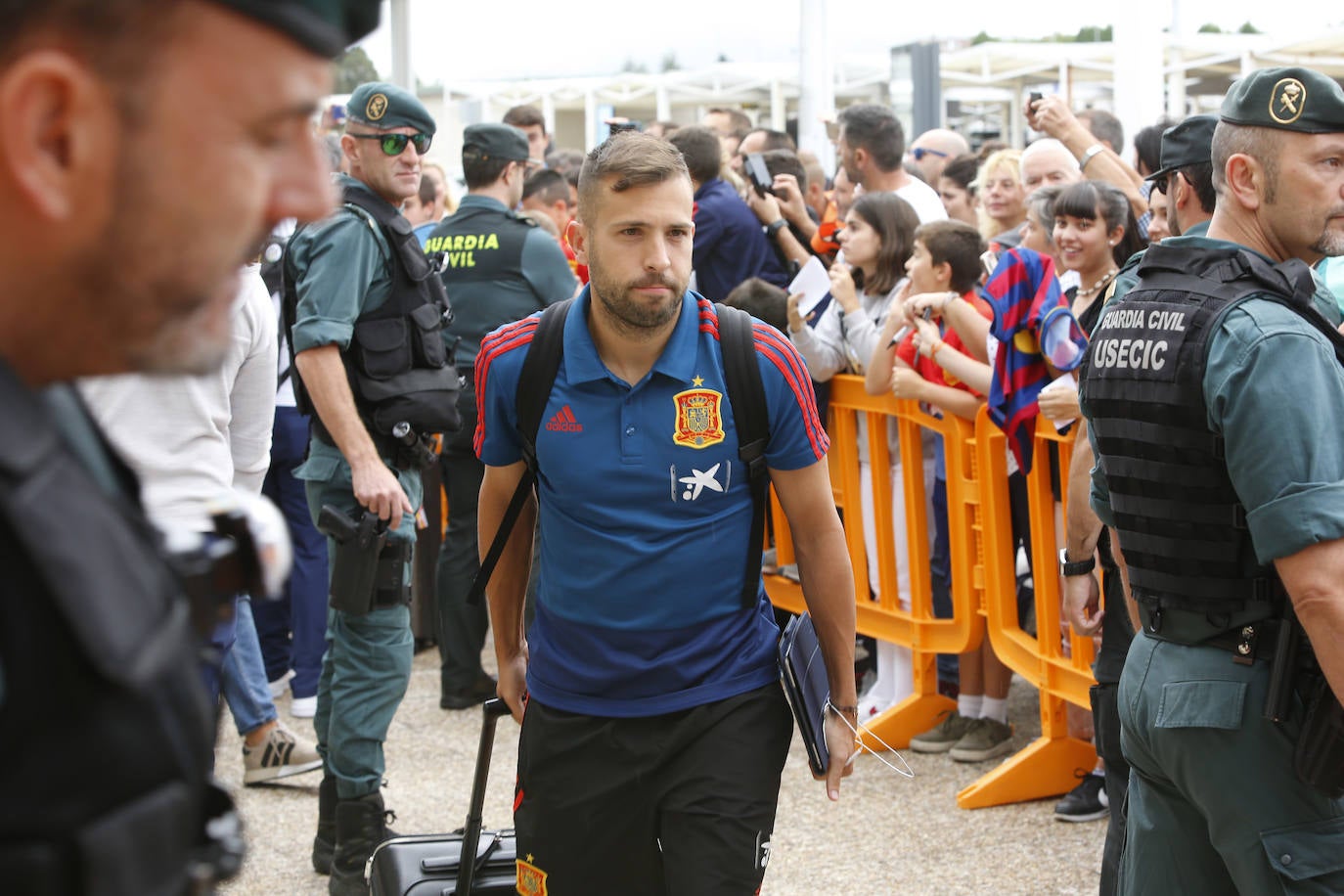 Numerosos aficionados se agolparon en el Aeropuerto de Asturias recibir a La Roja tras la victoria ante Rumanía en el partido de clasificación de la Eurocopa.