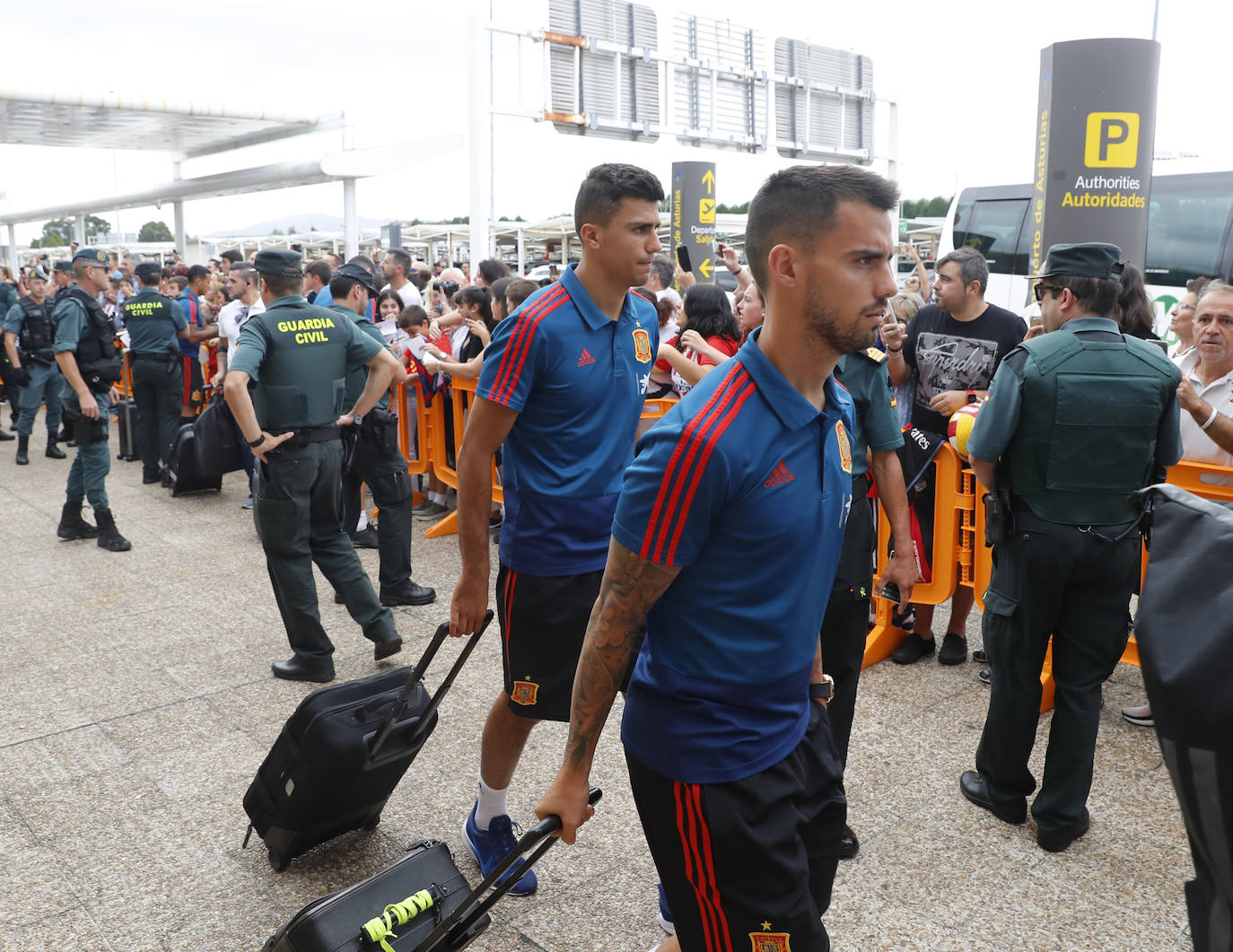 Numerosos aficionados se agolparon en el Aeropuerto de Asturias recibir a La Roja tras la victoria ante Rumanía en el partido de clasificación de la Eurocopa.