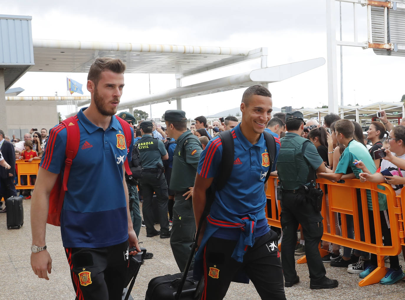Numerosos aficionados se agolparon en el Aeropuerto de Asturias recibir a La Roja tras la victoria ante Rumanía en el partido de clasificación de la Eurocopa.