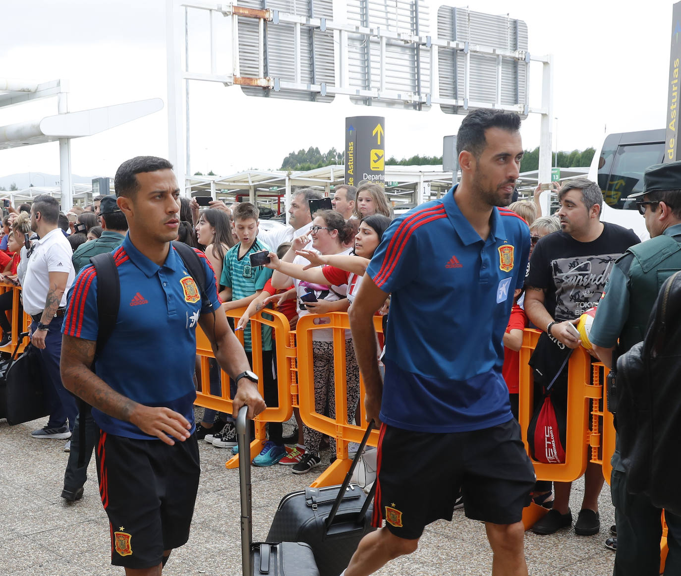 Numerosos aficionados se agolparon en el Aeropuerto de Asturias recibir a La Roja tras la victoria ante Rumanía en el partido de clasificación de la Eurocopa.