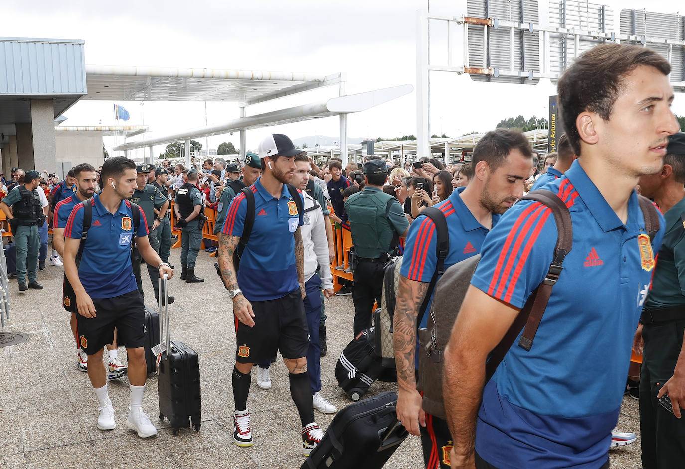 Numerosos aficionados se agolparon en el Aeropuerto de Asturias recibir a La Roja tras la victoria ante Rumanía en el partido de clasificación de la Eurocopa.