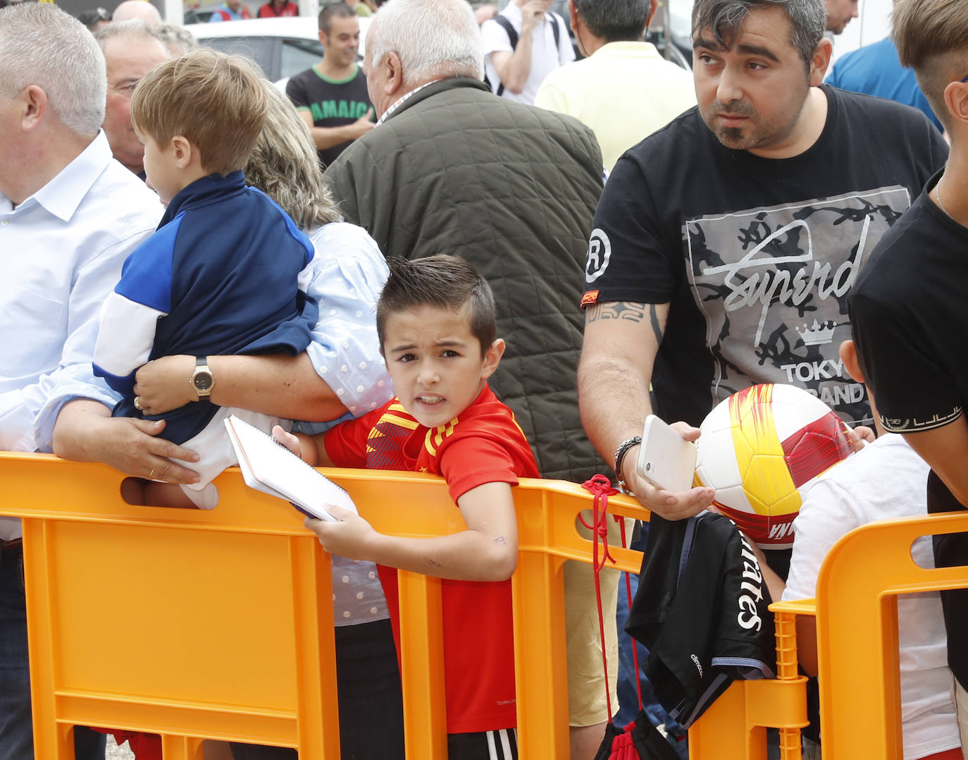 Numerosos aficionados se agolparon en el Aeropuerto de Asturias recibir a La Roja tras la victoria ante Rumanía en el partido de clasificación de la Eurocopa.