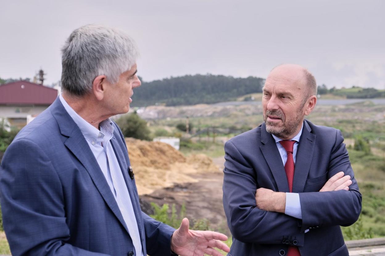 El gerente de Cogersa, Santiago Fernández, conversa con el consejero Juan Cofiño durante su visita a las instalaciones. 
