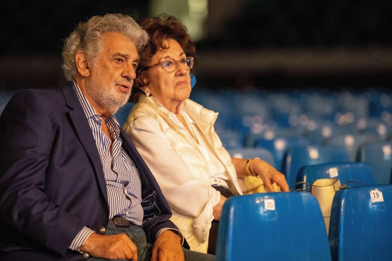 Plácido Domingo con su mujer, Marta Ornelas, la semana pasada en la localidad húngara de Szeged. 
