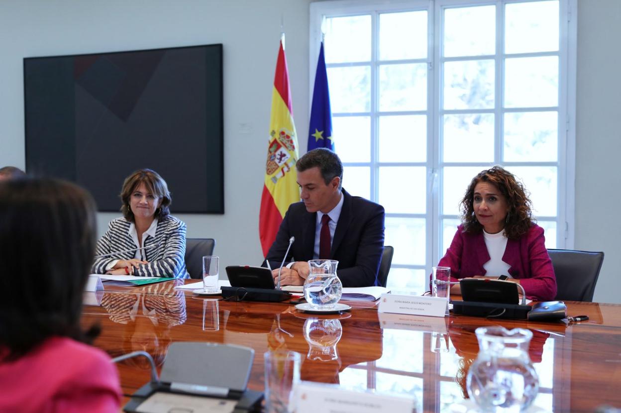 Pedro Sánchez, entre las ministras Dolores Delgado y María Jesús Montero, durante la reunión de la Comisión Interministerial para el 'Brexit' celebrada ayer. 