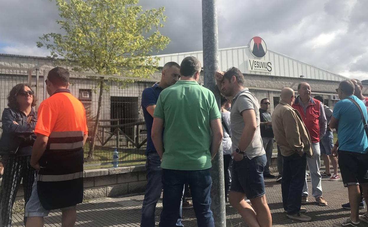 Trabajadores de Vesuvius, ante la factoría, esta mañana.