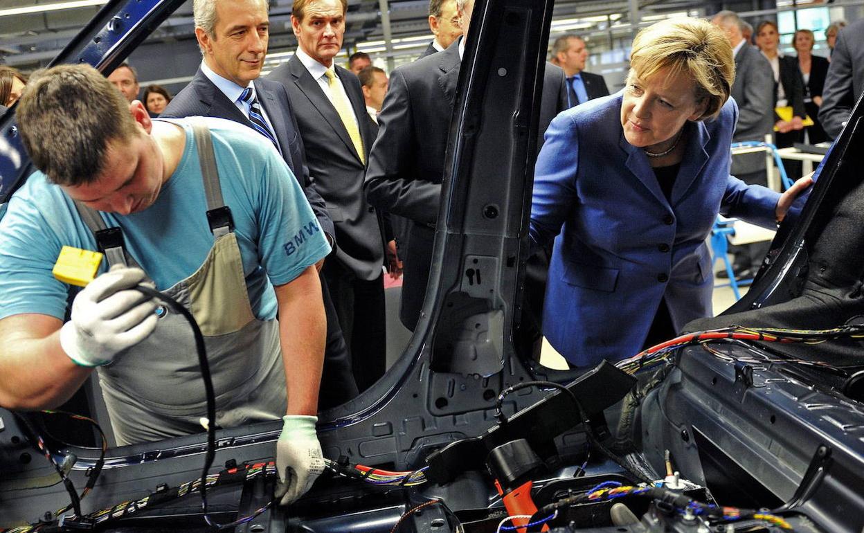 Angela Merkel, canciller alemana, visita la planta de BMW en Leipzig. 