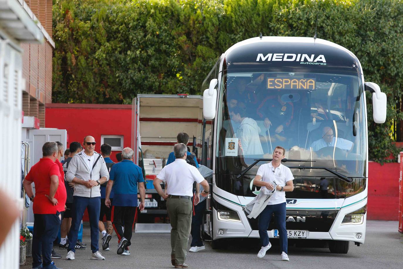 Los futbolistas se entrenaron en Gijón a puerta cerrada para preparar el partido del domingo en El Molinón ante las Islas Feroe