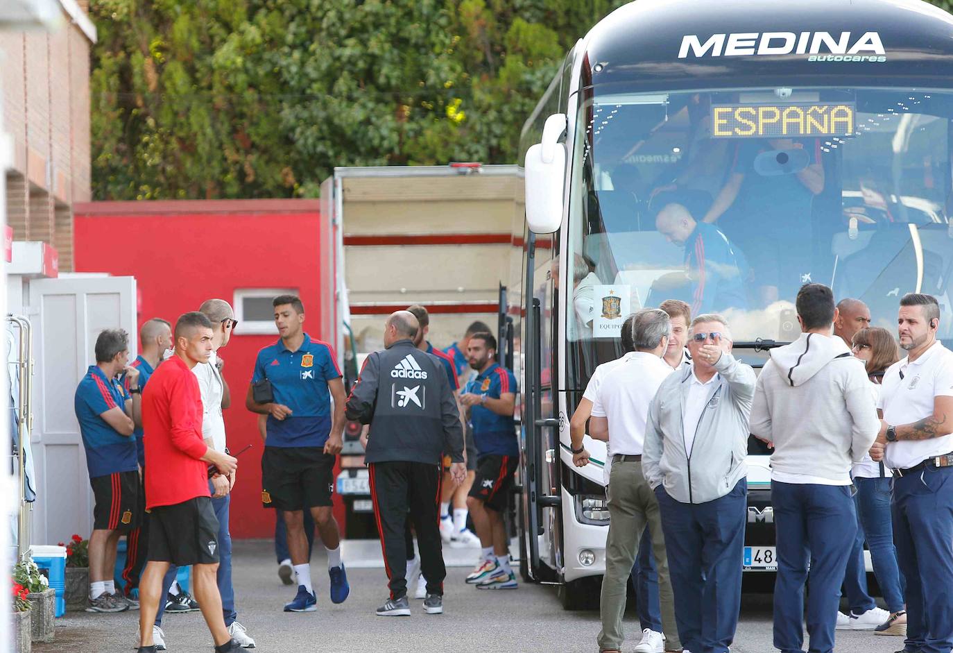 Los futbolistas se entrenaron en Gijón a puerta cerrada para preparar el partido del domingo en El Molinón ante las Islas Feroe