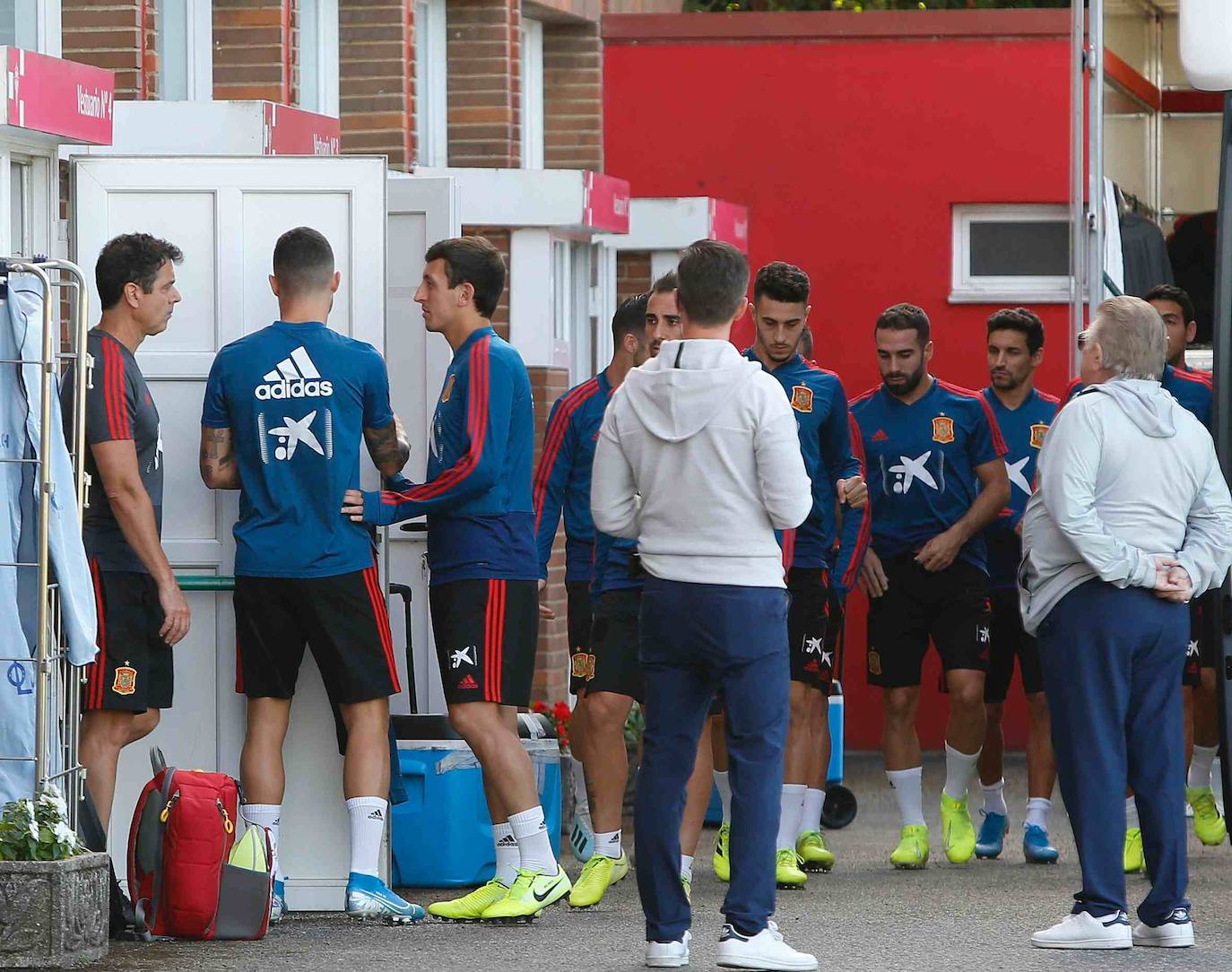 Los futbolistas se entrenaron en Gijón a puerta cerrada para preparar el partido del domingo en El Molinón ante las Islas Feroe