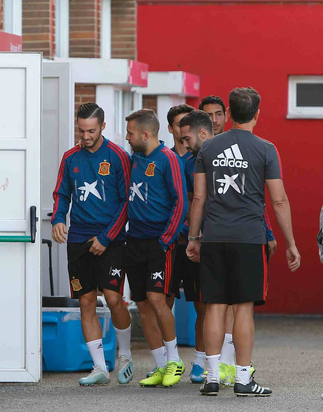 Los futbolistas se entrenaron en Gijón a puerta cerrada para preparar el partido del domingo en El Molinón ante las Islas Feroe