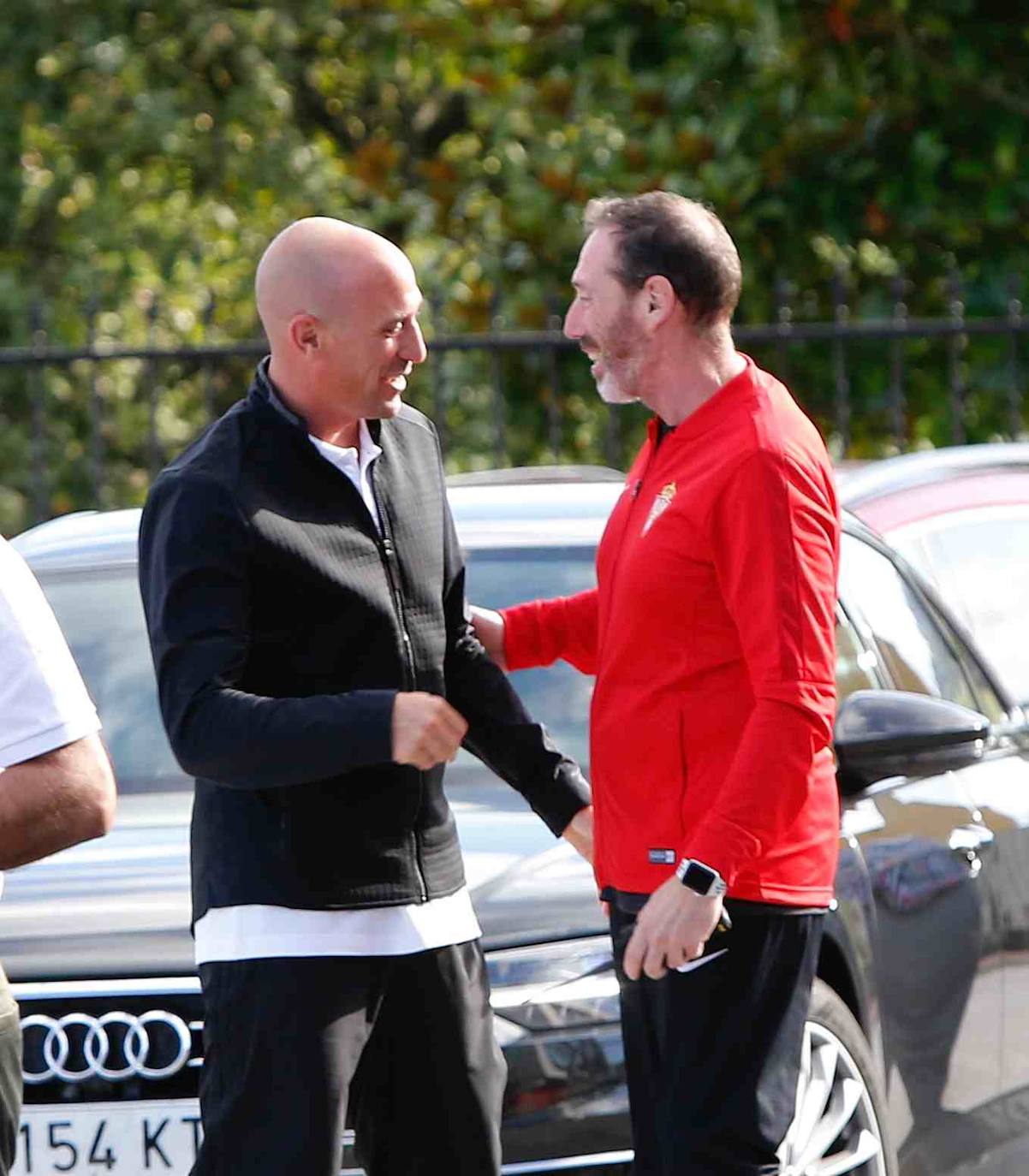 Los futbolistas se entrenaron en Gijón a puerta cerrada para preparar el partido del domingo en El Molinón ante las Islas Feroe