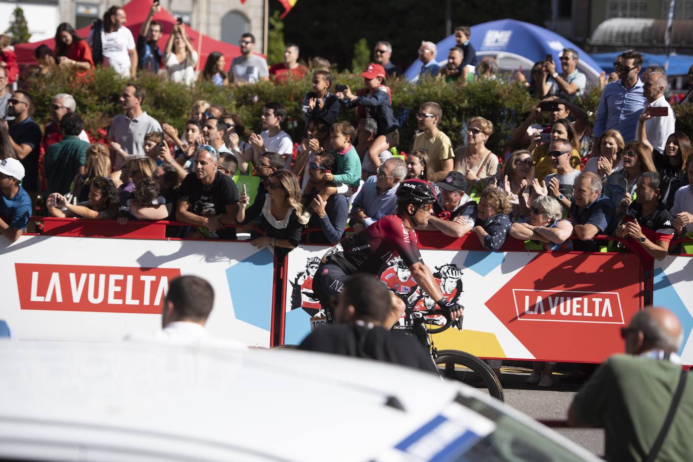 Numerosos aficionados se agolparon en la calle Uría de la capital para ver a los corredores en la etapa 14 entre San Vicente de la Barquera y Oviedo. 