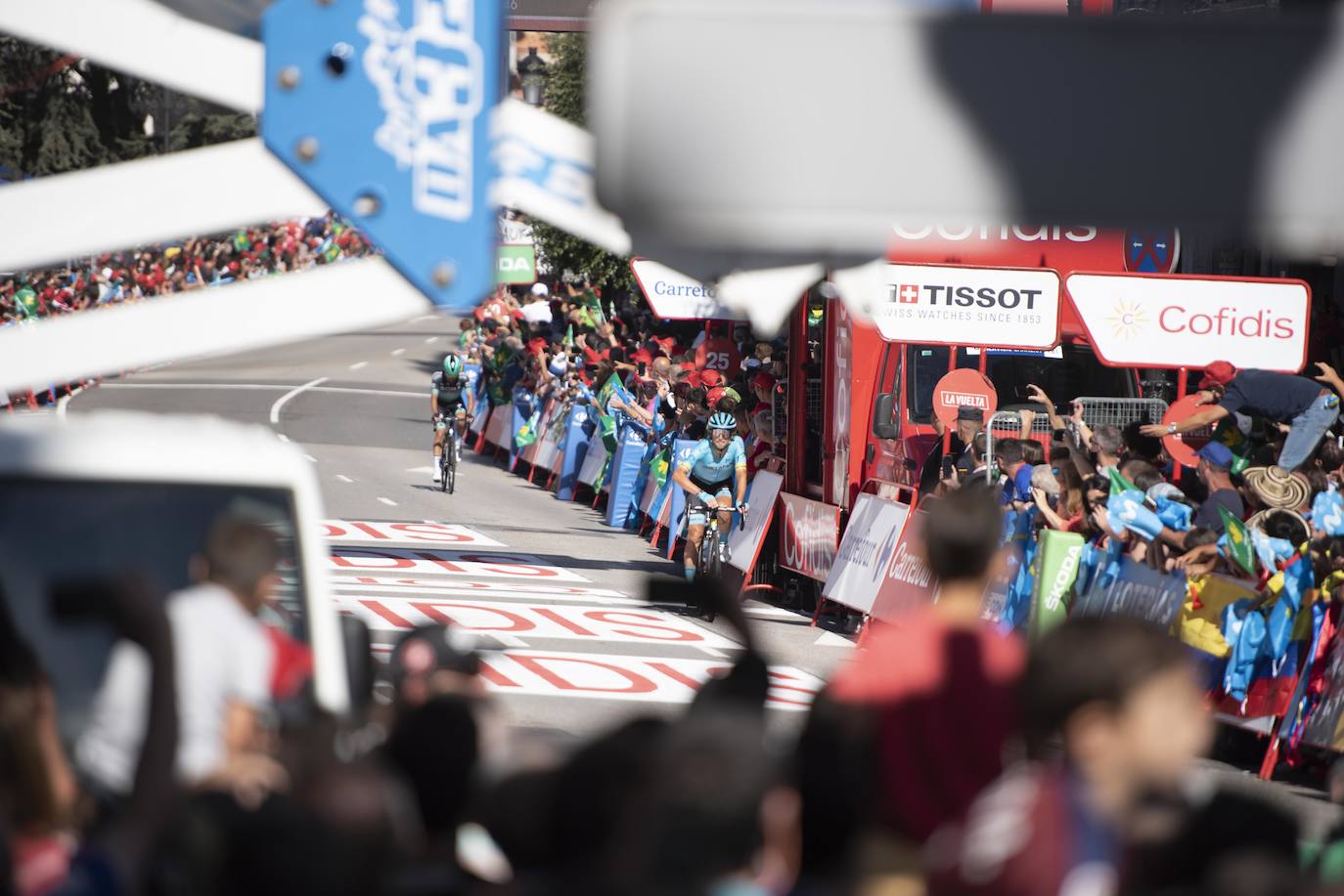 Numerosos aficionados se agolparon en la calle Uría de la capital para ver a los corredores en la etapa 14 entre San Vicente de la Barquera y Oviedo. 