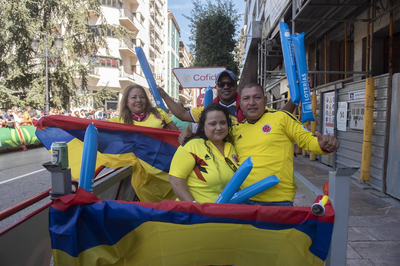 Numerosos aficionados se agolparon en la calle Uría de la capital para ver a los corredores en la etapa 14 entre San Vicente de la Barquera y Oviedo. 