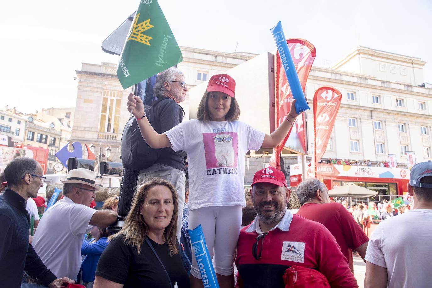 Numerosos aficionados se agolparon en la calle Uría de la capital para ver a los corredores en la etapa 14 entre San Vicente de la Barquera y Oviedo. 