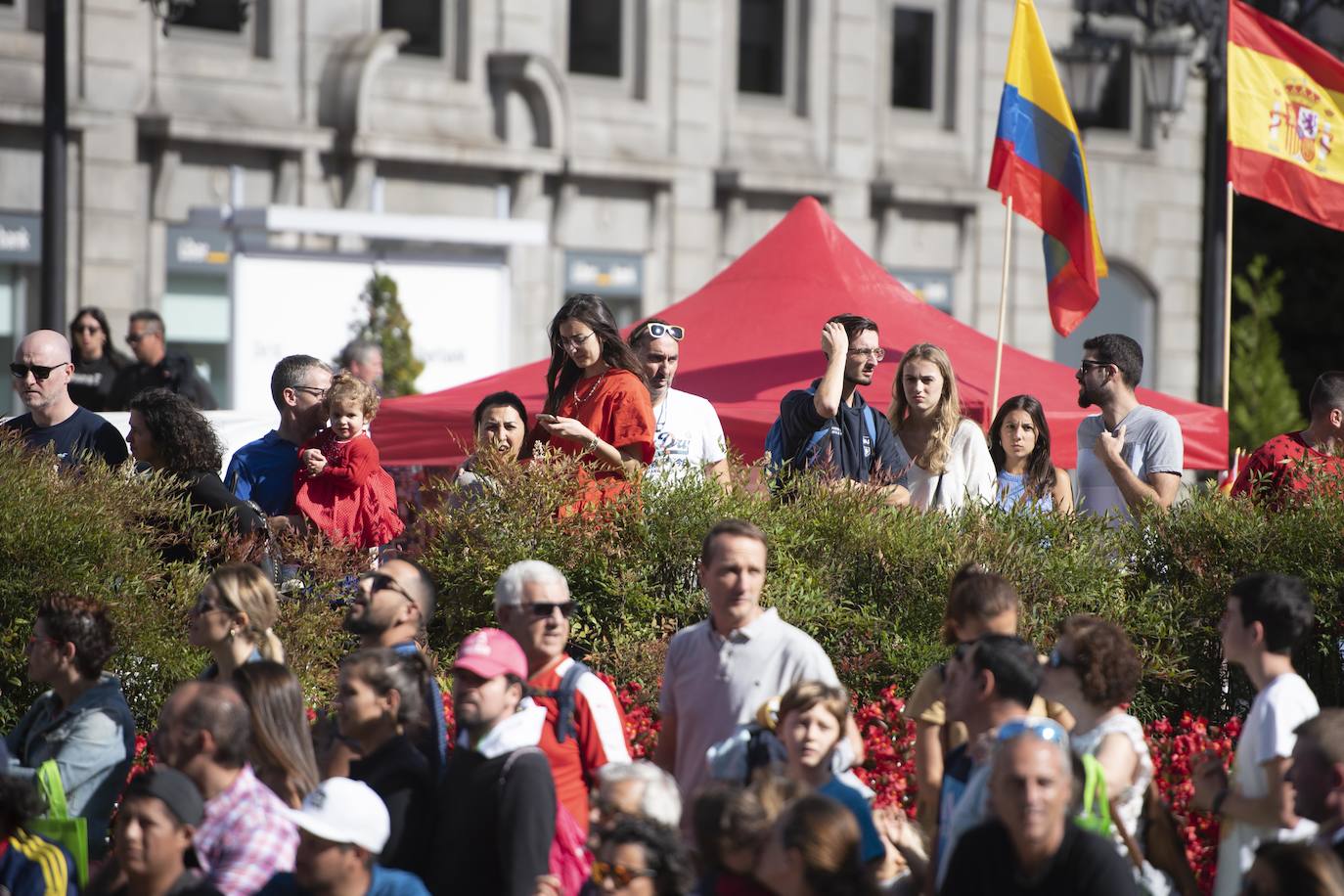 Numerosos aficionados se agolparon en la calle Uría de la capital para ver a los corredores en la etapa 14 entre San Vicente de la Barquera y Oviedo. 