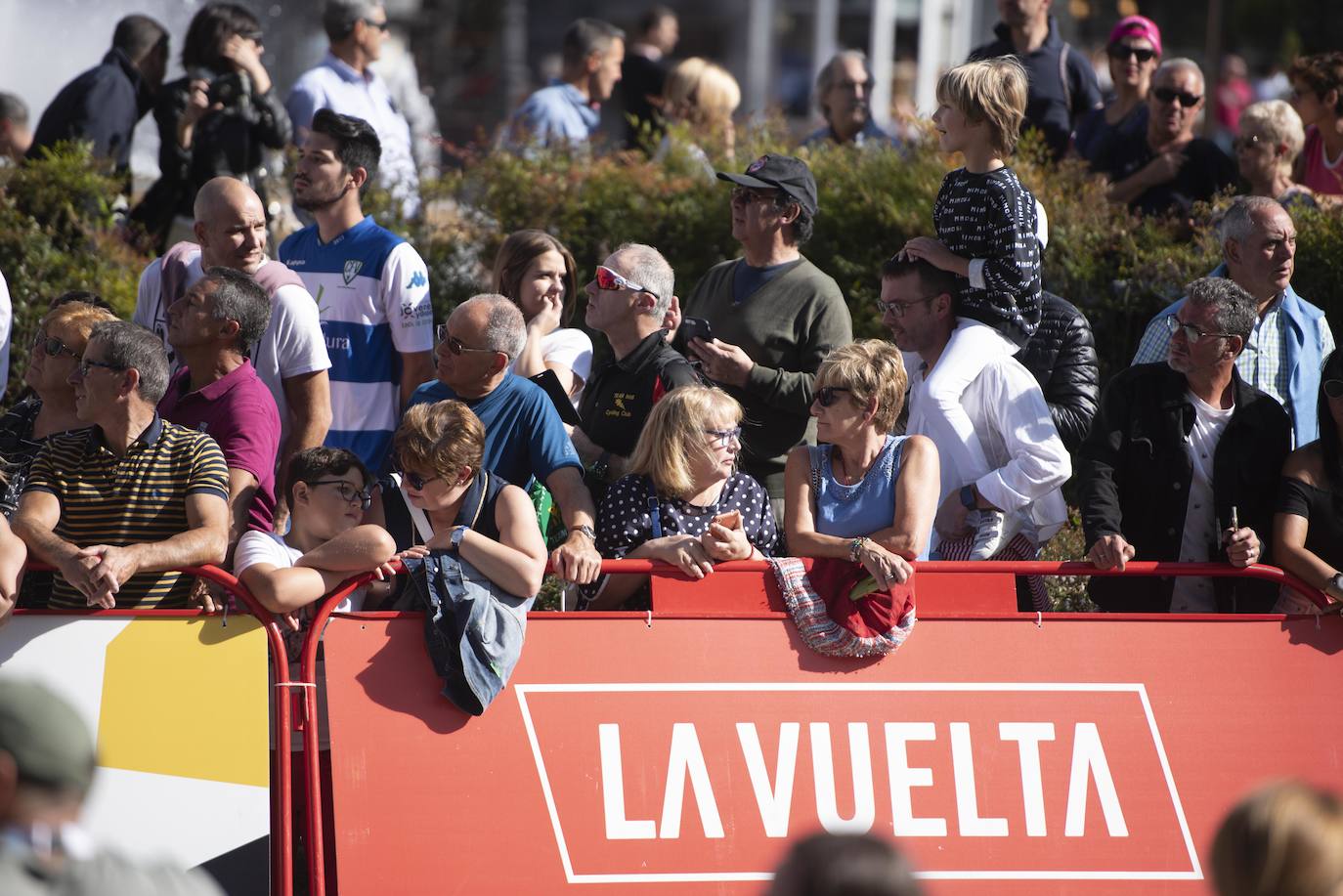 Numerosos aficionados se agolparon en la calle Uría de la capital para ver a los corredores en la etapa 14 entre San Vicente de la Barquera y Oviedo. 