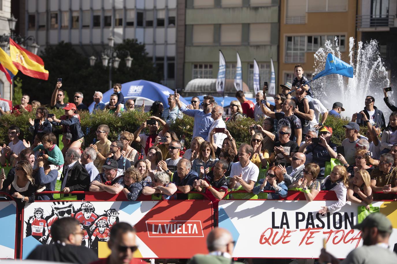 Numerosos aficionados se agolparon en la calle Uría de la capital para ver a los corredores en la etapa 14 entre San Vicente de la Barquera y Oviedo. 