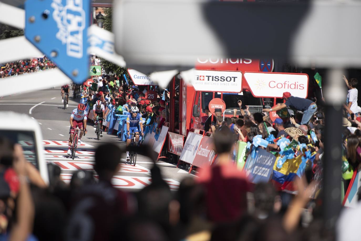 Numerosos aficionados se agolparon en la calle Uría de la capital para ver a los corredores en la etapa 14 entre San Vicente de la Barquera y Oviedo. 