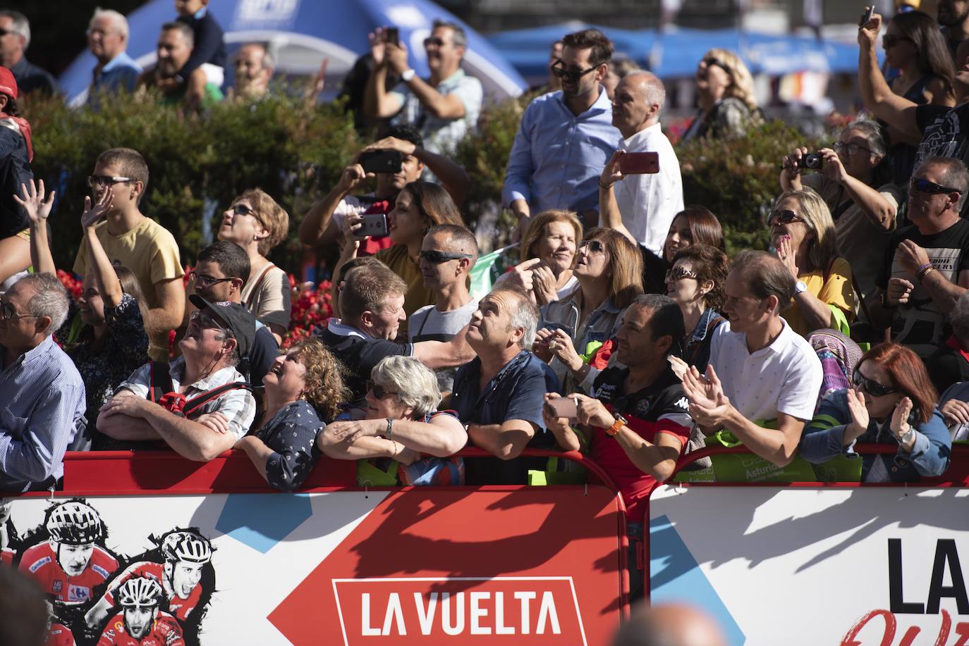 Numerosos aficionados se agolparon en la calle Uría de la capital para ver a los corredores en la etapa 14 entre San Vicente de la Barquera y Oviedo. 