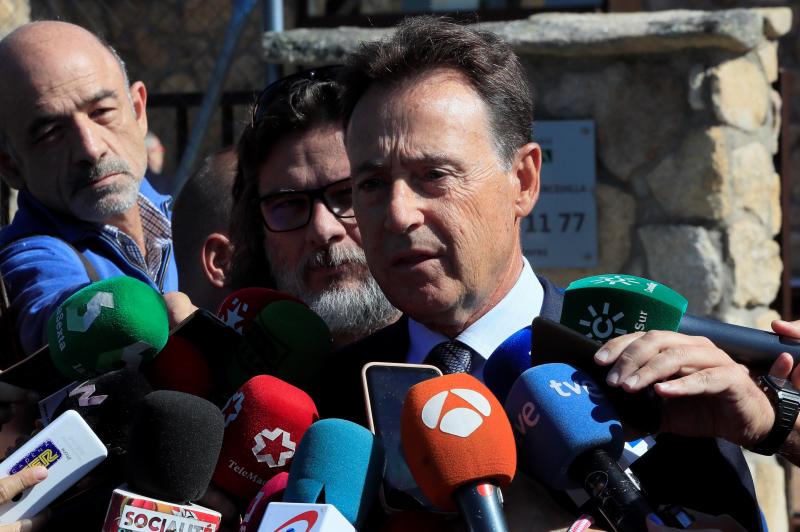 Familiares, amigos, deportistas, políticos, representantes de las Fuerzas de Seguridad y periodistas como Matías Prats han visitado la capilla ardiente de la medallista olímpica Blanca Fernández Ochoa, cuyo cuerpo sin vida fue encontrado este miércoles en la sierra de Guadarrama. Sus restos serán incinerados y, siempre que el juez dé autorización, esparcidos en una ceremonia íntima en Siete Picos, la montaña preferida de la exesquiadora.