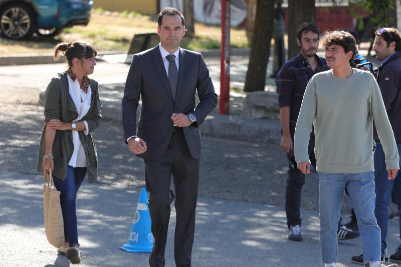 Familiares, amigos, deportistas, políticos, representantes de las Fuerzas de Seguridad y periodistas como Matías Prats han visitado la capilla ardiente de la medallista olímpica Blanca Fernández Ochoa, cuyo cuerpo sin vida fue encontrado este miércoles en la sierra de Guadarrama. Sus restos serán incinerados y, siempre que el juez dé autorización, esparcidos en una ceremonia íntima en Siete Picos, la montaña preferida de la exesquiadora.