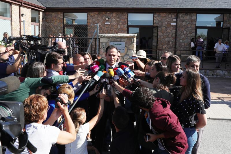 Familiares, amigos, deportistas, políticos, representantes de las Fuerzas de Seguridad y periodistas como Matías Prats han visitado la capilla ardiente de la medallista olímpica Blanca Fernández Ochoa, cuyo cuerpo sin vida fue encontrado este miércoles en la sierra de Guadarrama. Sus restos serán incinerados y, siempre que el juez dé autorización, esparcidos en una ceremonia íntima en Siete Picos, la montaña preferida de la exesquiadora.
